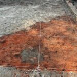 Badania-archeologiczne-w-2007-r.-Odsłanianie-fundamentów-wieży.-Ślady-palowania-gruntu