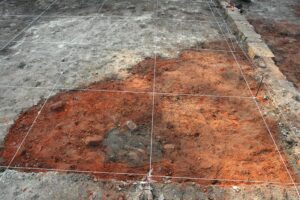 Badania-archeologiczne-w-2007-r.-Odsłanianie-fundamentów-wieży.-Ślady-palowania-gruntu